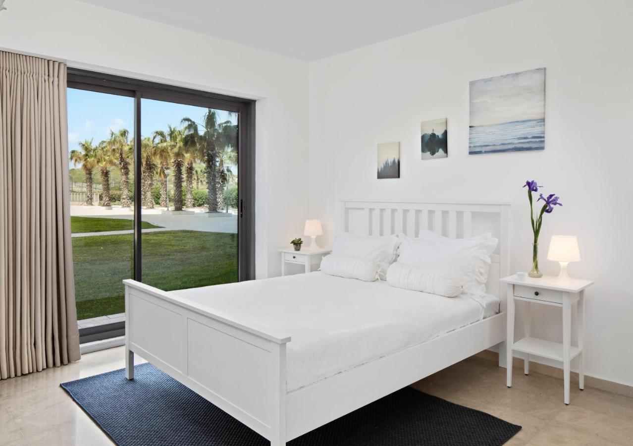 Aparthotel Okeanos On The Beach Herzliya Экстерьер фото