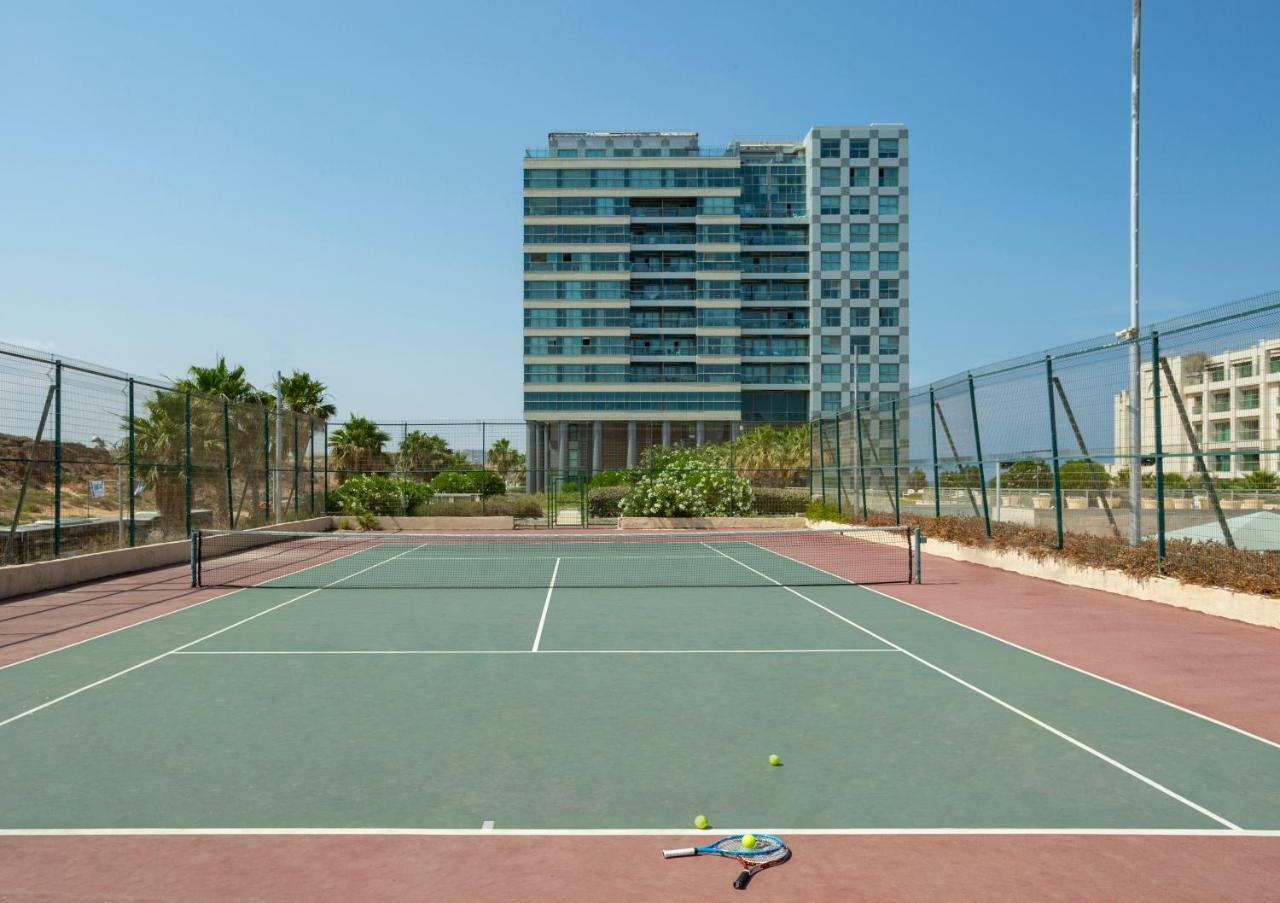 Aparthotel Okeanos On The Beach Herzliya Удобства фото